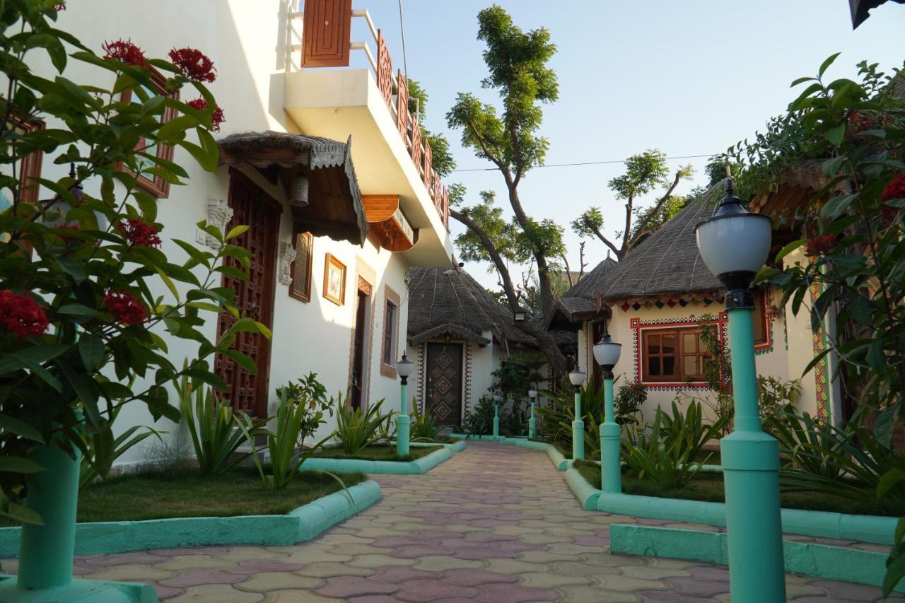 Shyam Home Stay ภุช ภายนอก รูปภาพ