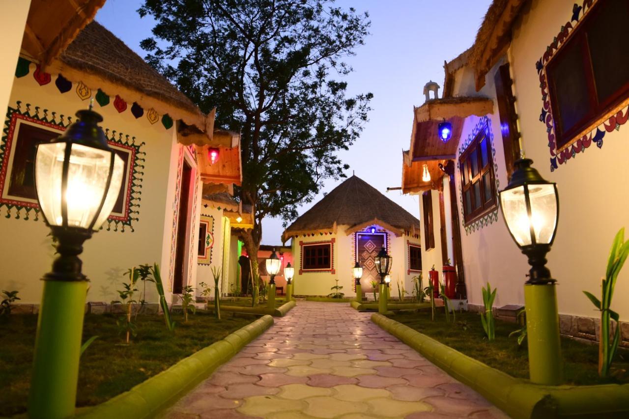 Shyam Home Stay ภุช ภายนอก รูปภาพ