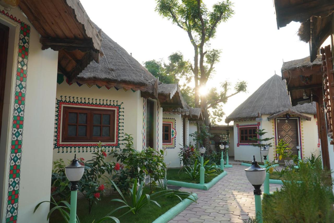 Shyam Home Stay ภุช ภายนอก รูปภาพ